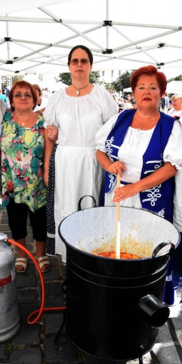 Jótékonysági lecsófesztivál